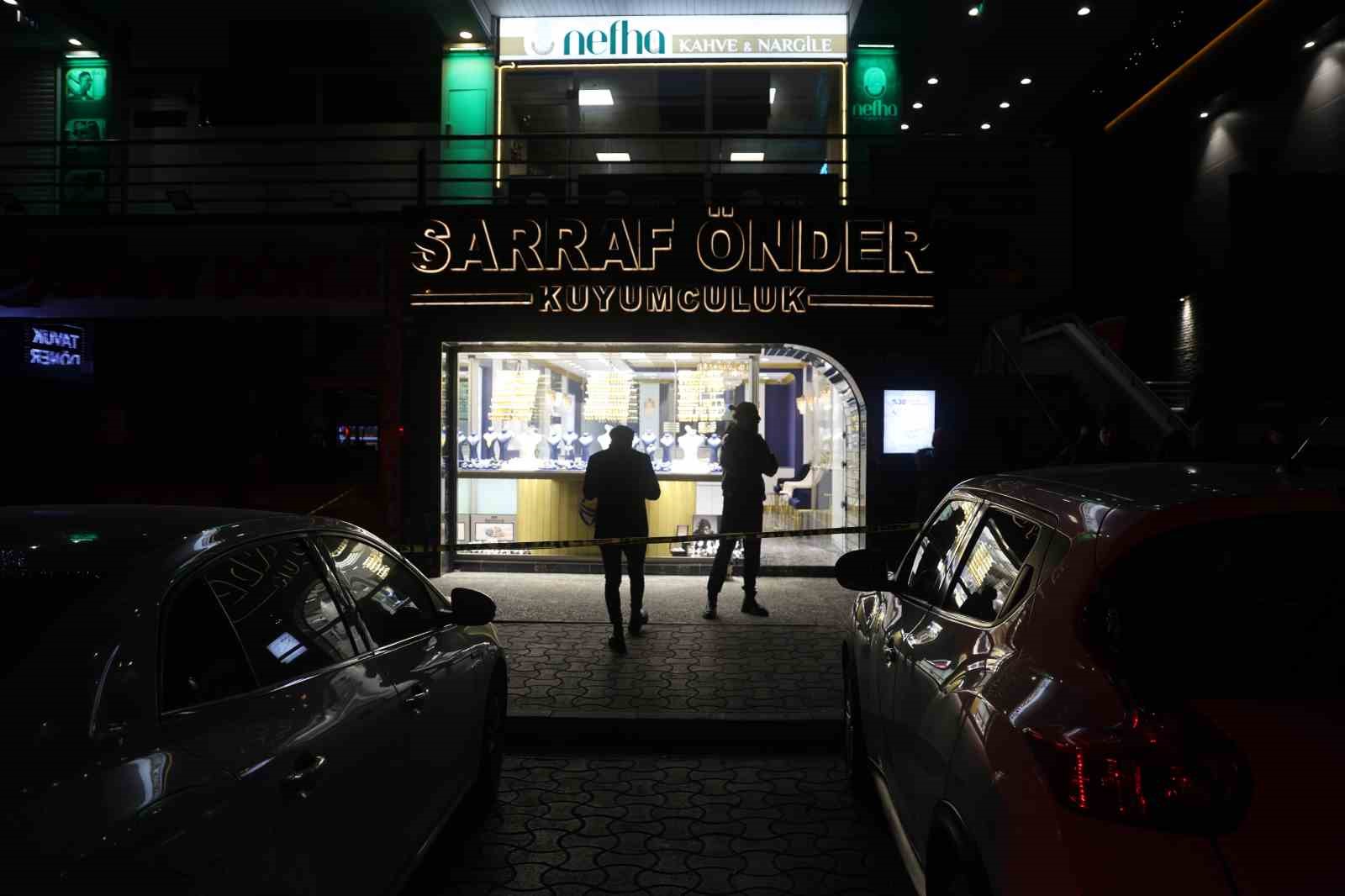 biber gaziyla kuyumcuya giren maskeli 3 kisi imitasyon bilezikleri caldi 1 3diNMfTC