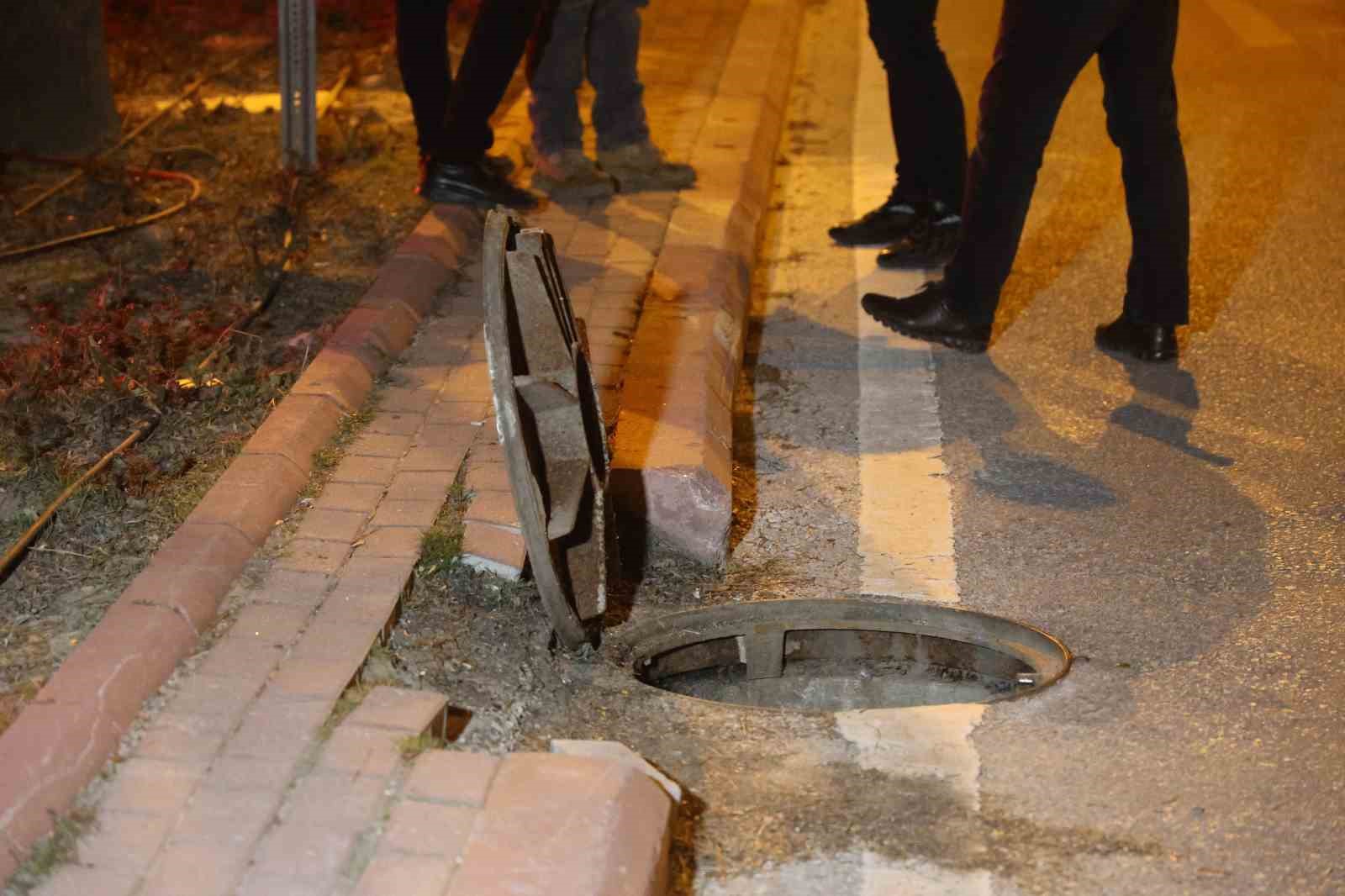 biber gaziyla kuyumcuya giren maskeli 3 kisi imitasyon bilezikleri caldi 2 KpTbGIXj