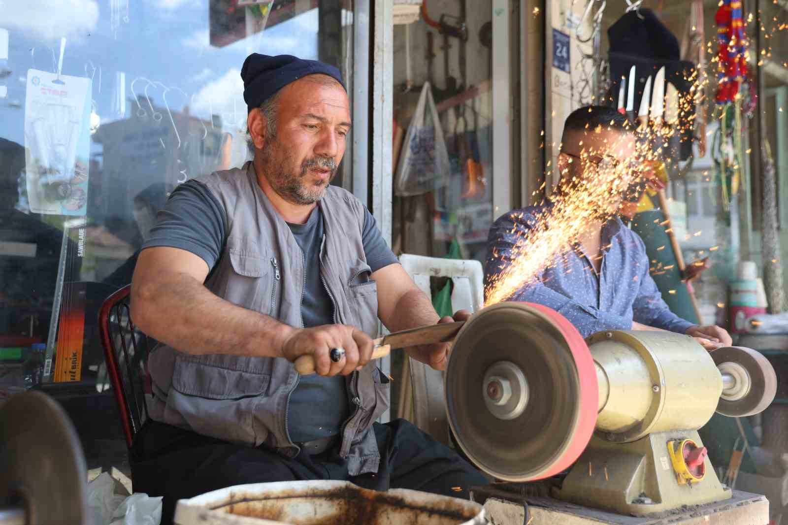 bicak bileme ustalarinin kurban bayrami yogunlugu basladi 4 RDzCXFtt