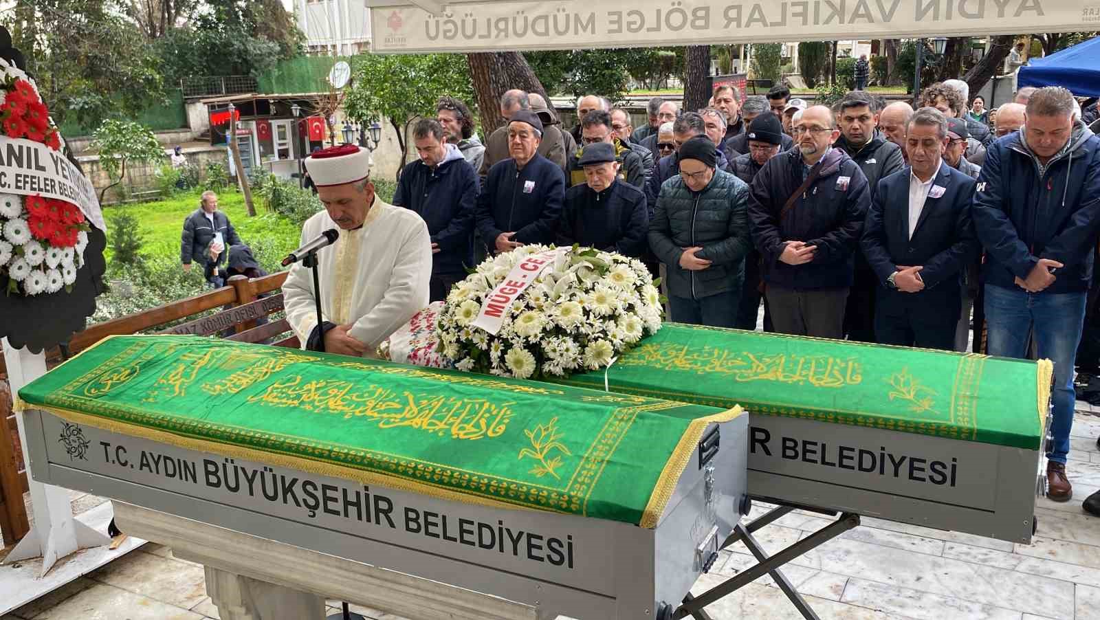 bicaklanarak oldurulen yasli cift son yolculuklarina ugurlandi 0 Eju7EkO6