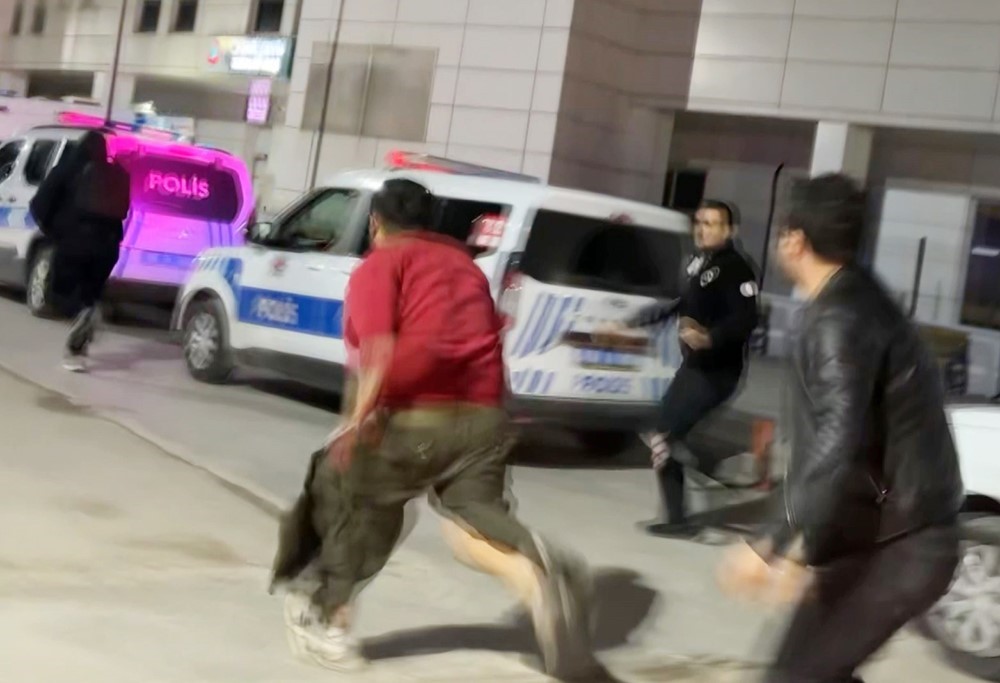 Bıçaklanarak yaralandılar, sedyeden atlayıp gazetecilere saldırdılar: O anlar kamerada 6 bicaklanarak yaralandilar sedyeden atlayip gazetecilere saldirdilar o anlar kamerada 2 s9B2fb1H