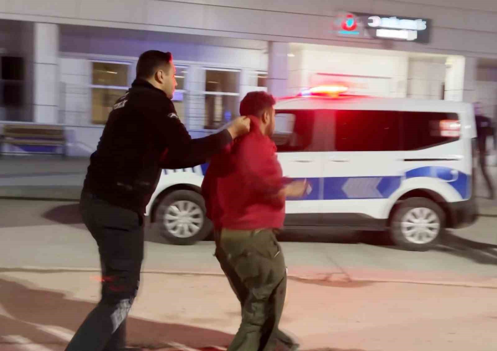 Bıçaklanarak yaralandılar, sedyeden atlayıp gazetecilere saldırdılar: O anlar kamerada 7 bicaklanarak yaralandilar sedyeden atlayip gazetecilere saldirdilar o anlar kamerada 3 7IBPSjmQ