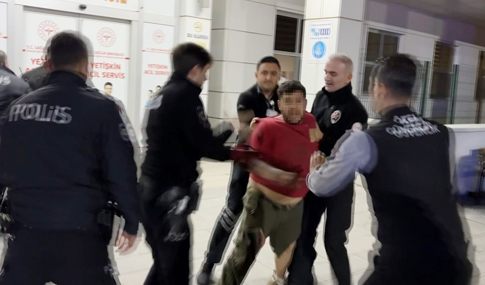 Bıçaklanarak yaralandılar, sedyeden atlayıp gazetecilere saldırdılar: O anlar kamerada 8 bicaklanarak yaralandilar sedyeden atlayip gazetecilere saldirdilar o anlar kamerada 4 twa1Q3BP