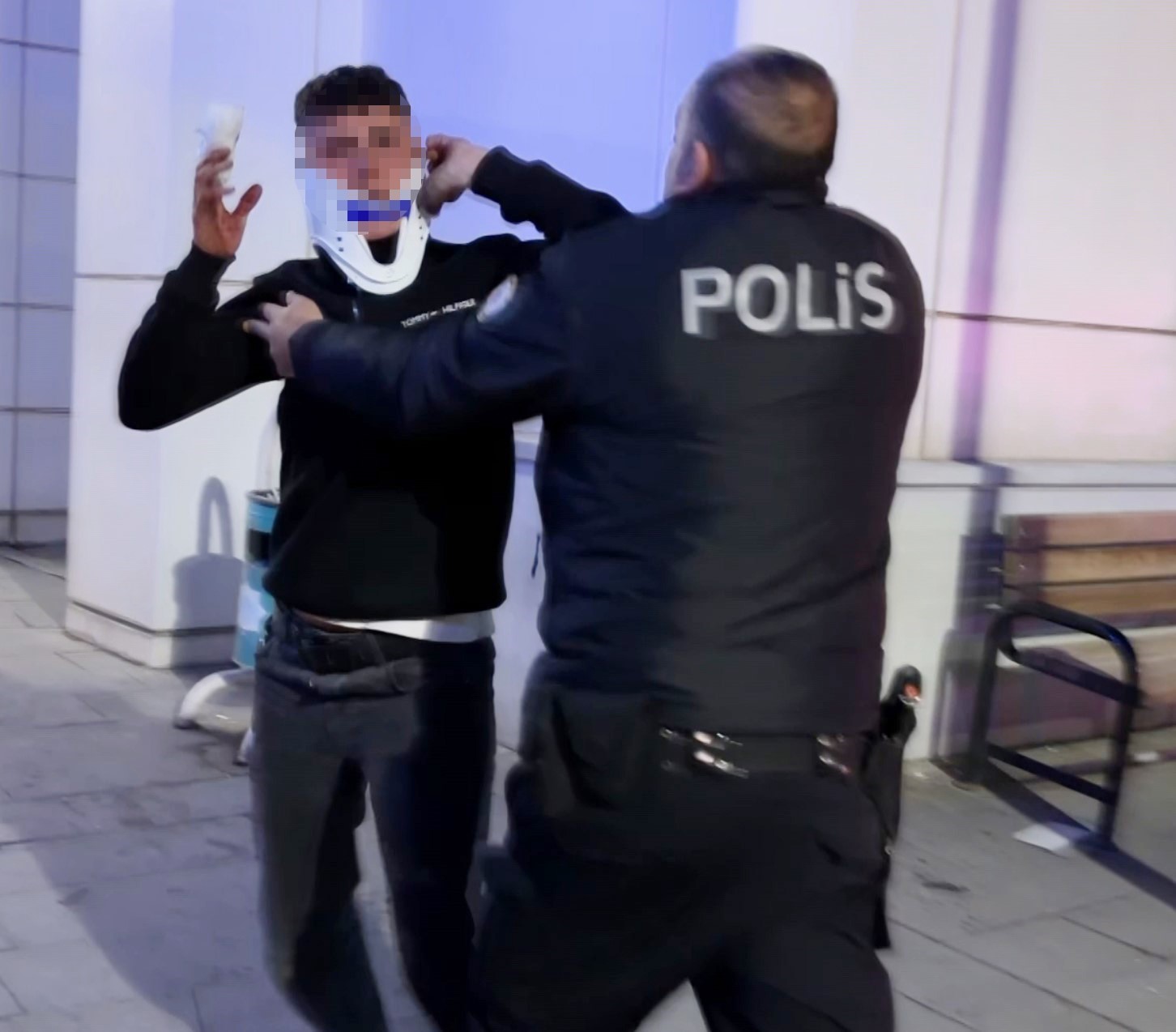 Bıçaklanarak yaralandılar, sedyeden atlayıp gazetecilere saldırdılar: O anlar kamerada 9 bicaklanarak yaralandilar sedyeden atlayip gazetecilere saldirdilar o anlar kamerada 5 Fhiyfq3M