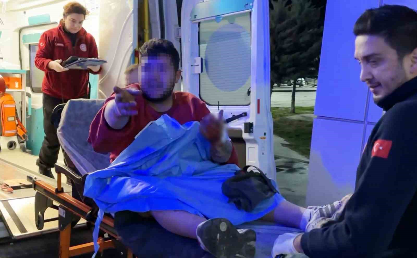 Bıçaklanarak yaralandılar, sedyeden atlayıp gazetecilere saldırdılar: O anlar kamerada 11 bicaklanarak yaralandilar sedyeden atlayip gazetecilere saldirdilar o anlar kamerada 7 qp1G6LhP