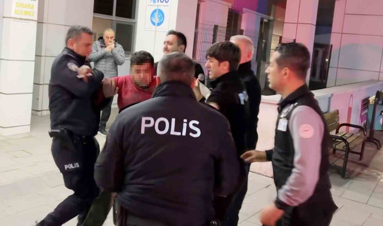 Bıçaklanarak yaralandılar, sedyeden atlayıp gazetecilere saldırdılar: O anlar kamerada 12 bicaklanarak yaralandilar sedyeden atlayip gazetecilere saldirdilar o anlar kamerada 8 ZDEiUnuO