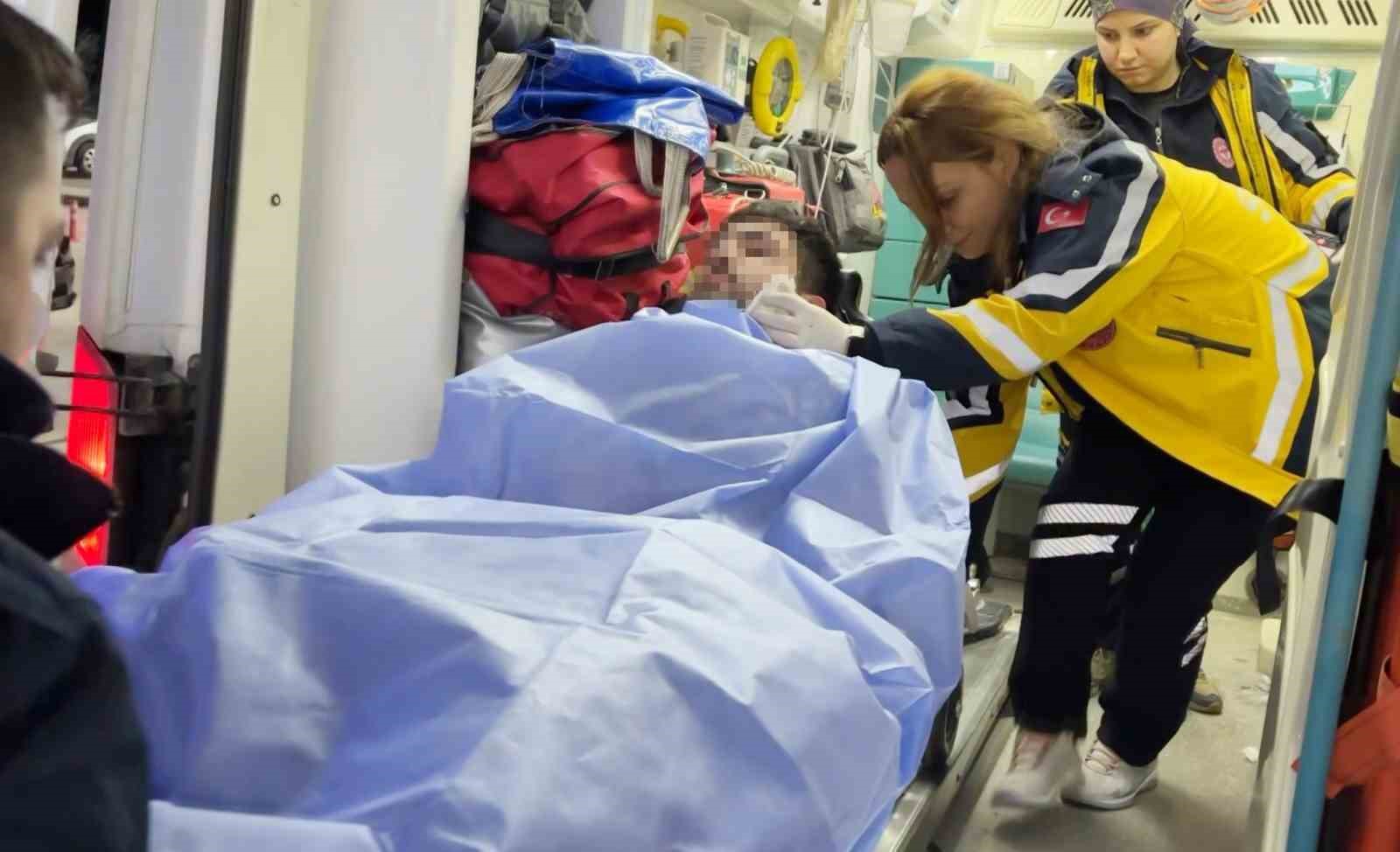 Bıçaklanarak yaralandılar, sedyeden atlayıp gazetecilere saldırdılar: O anlar kamerada 13 bicaklanarak yaralandilar sedyeden atlayip gazetecilere saldirdilar o anlar kamerada 9 V7BsAwSa