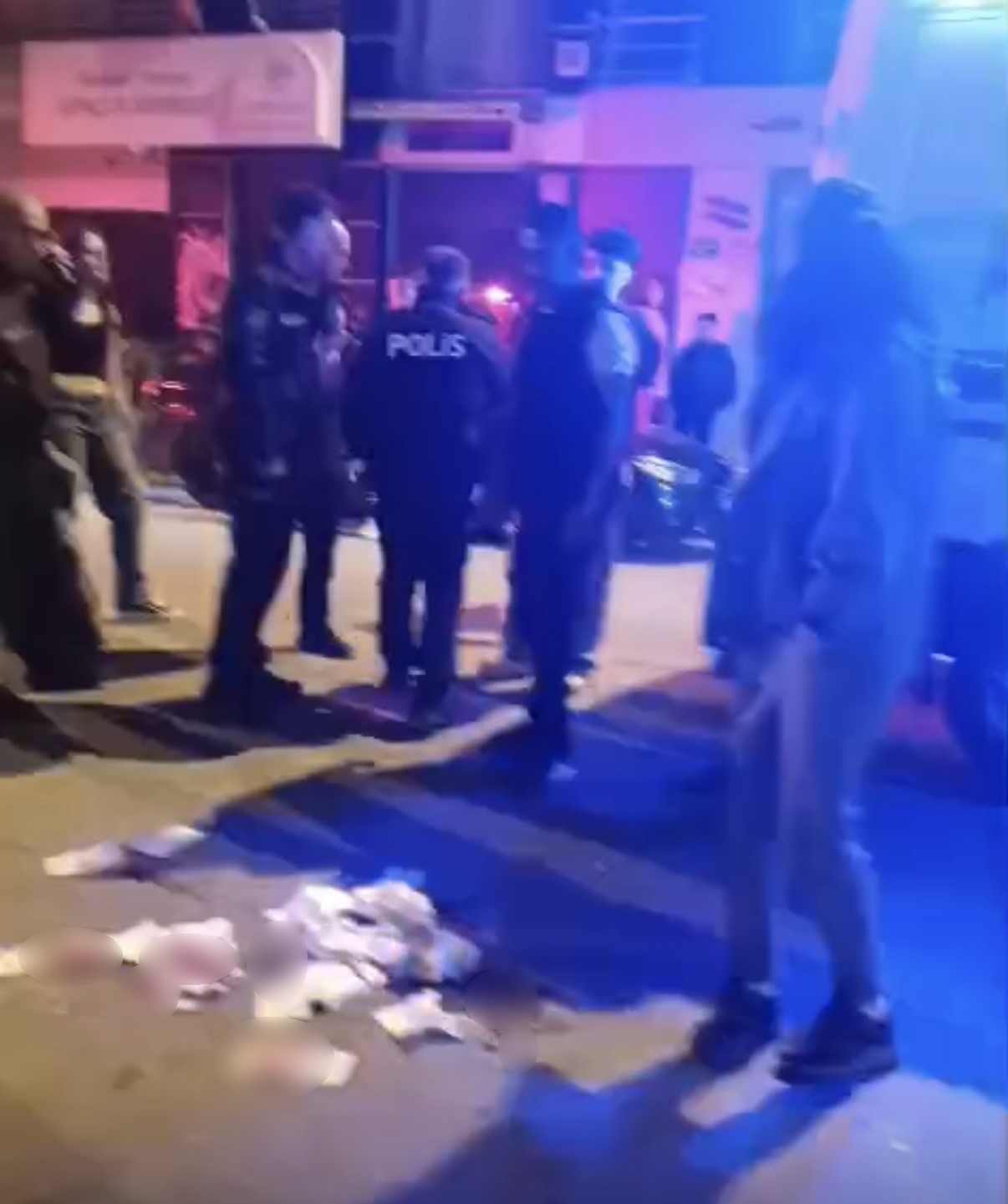Bıçaklı kavgada genç adam ağır yaralandı, şüpheli aranıyor 5 bicakli kavgada genc adam agir yaralandi supheli araniyor 1 ivVj22ms
