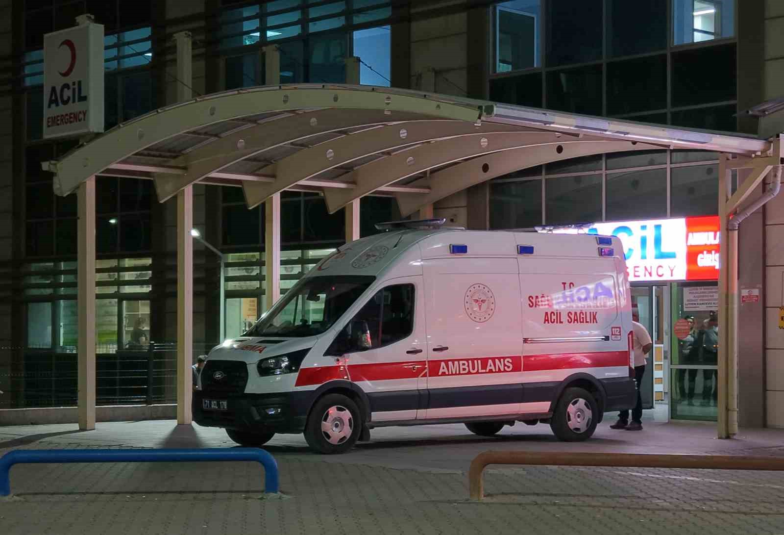 bicakli kavgada kan akti 2 arkadas agir yaralandi 0 tG7mYuHn