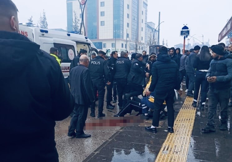 bicakli kavgada oldurulen gencin cenazesi yakinlarina teslim edildi 3 7r725AJG