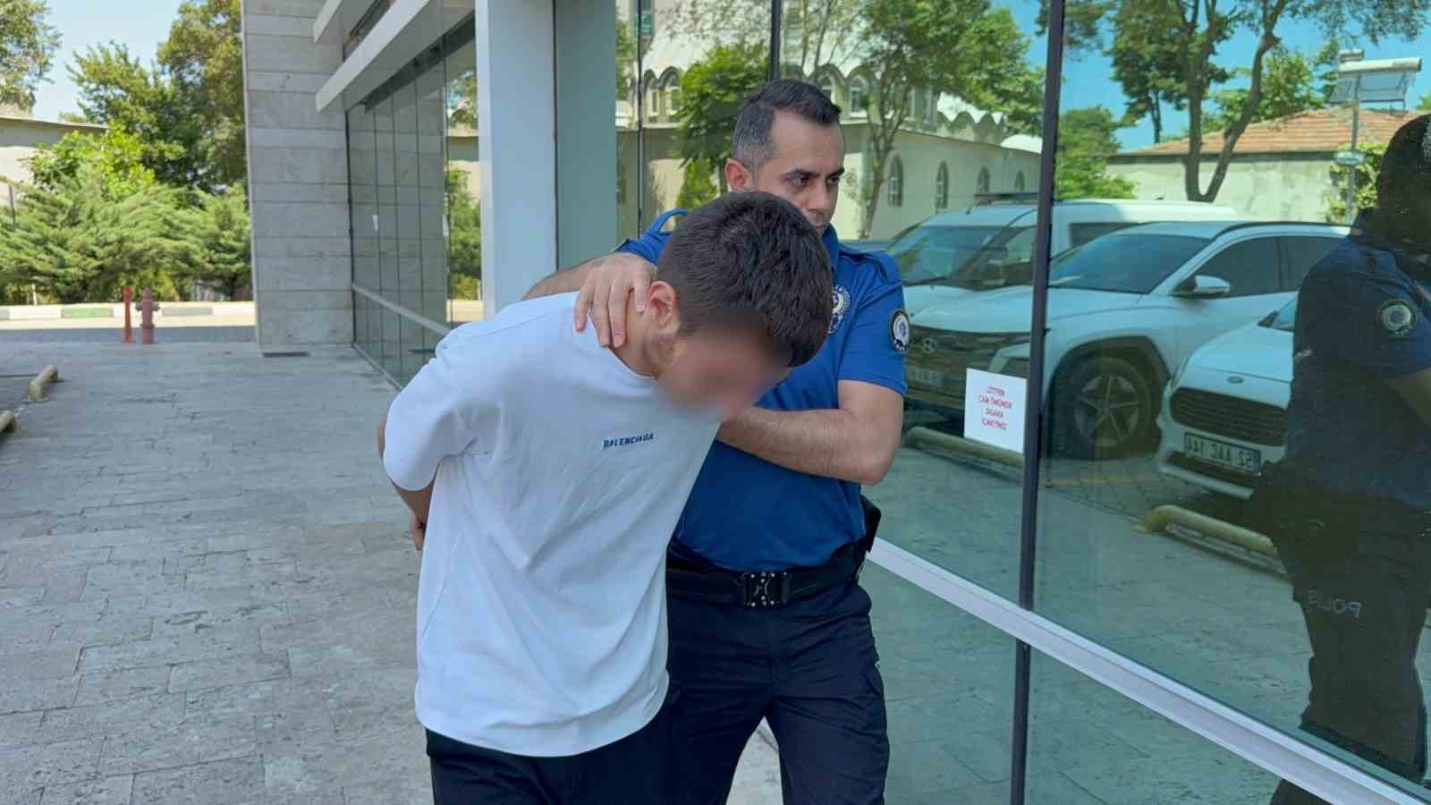 Bıçaklı kavganın zanlısı adliyeye sevk edildi 4 bicakli kavganin zanlisi adliyeye sevk edildi 0 baMgsHyP