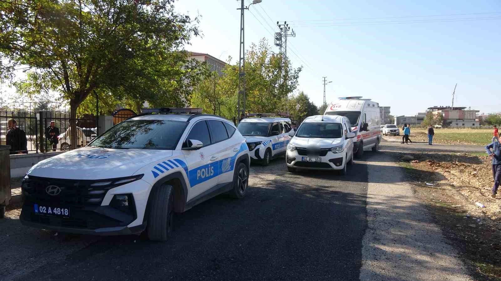 bicakli sahis sokakta karsilastigi 2 cocugu yaraladi 1 DbWKTclr