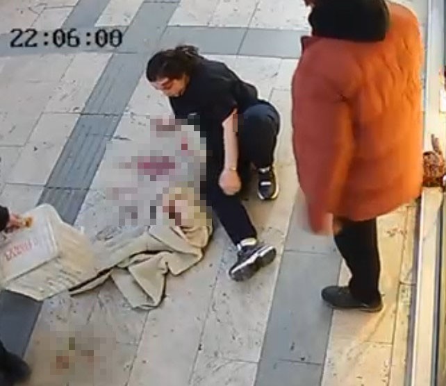 bicakli saldiriya ugrayan kadini esnaflar meyve kasalariyla kurtardi 3 qWnZp9Nh