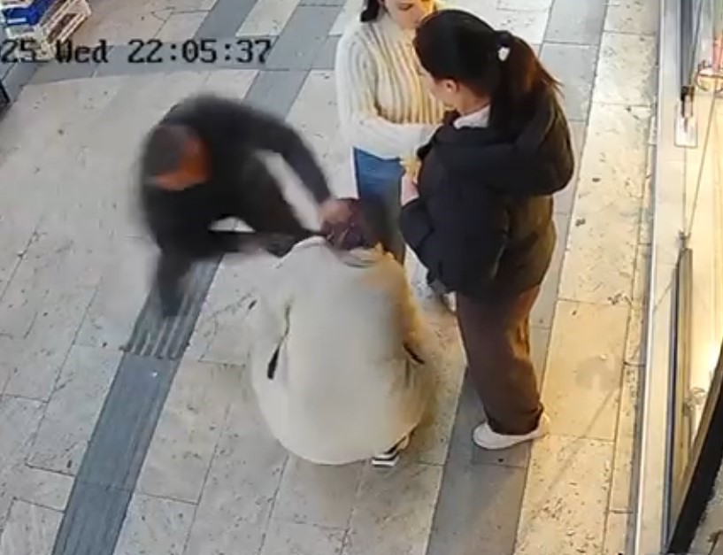 bicakli saldiriya ugrayan kadini esnaflar meyve kasalariyla kurtardi 5 XS9fINIk