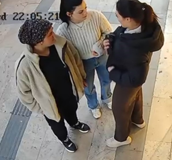 bicakli saldiriya ugrayan kadini esnaflar meyve kasalariyla kurtardi 6