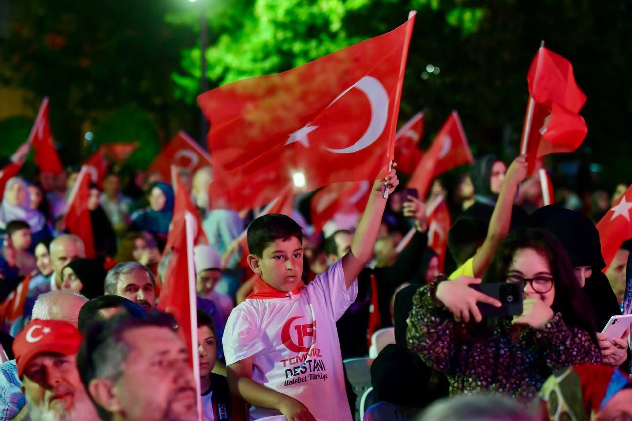 bilal erdogan bu milletin ustune vurulmak istenen prangalardan kurtulusunun miladiydi 15 temmuz gecesi 1 UIz5qRwG