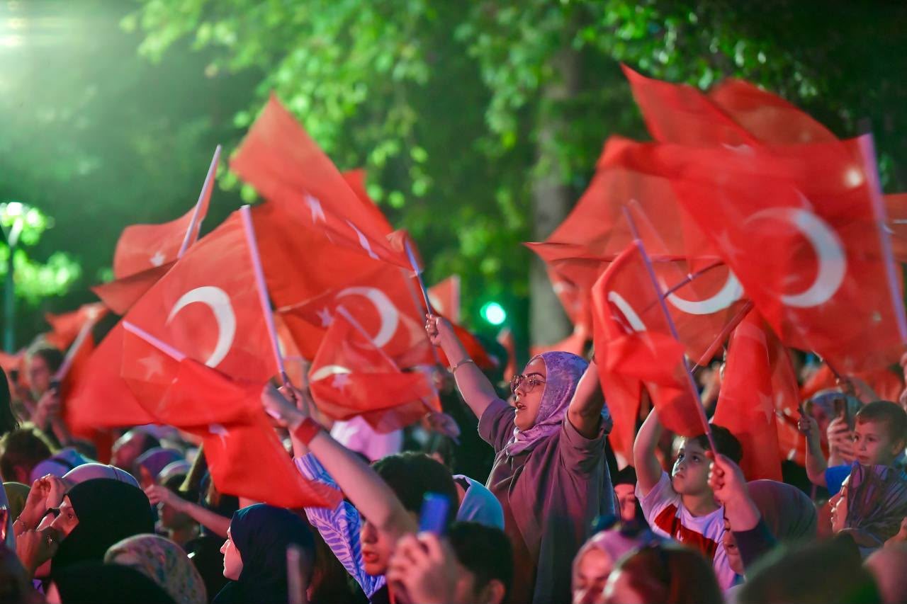 bilal erdogan bu milletin ustune vurulmak istenen prangalardan kurtulusunun miladiydi 15 temmuz gecesi 2 JPa5zPpQ