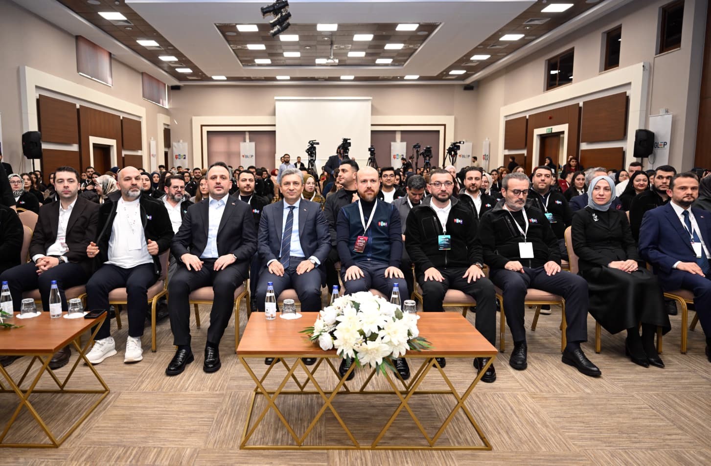 bilal erdogan dunya besten buyuktur diyen bir liderimiz varken gelin bu curumus duzene muhalefet
