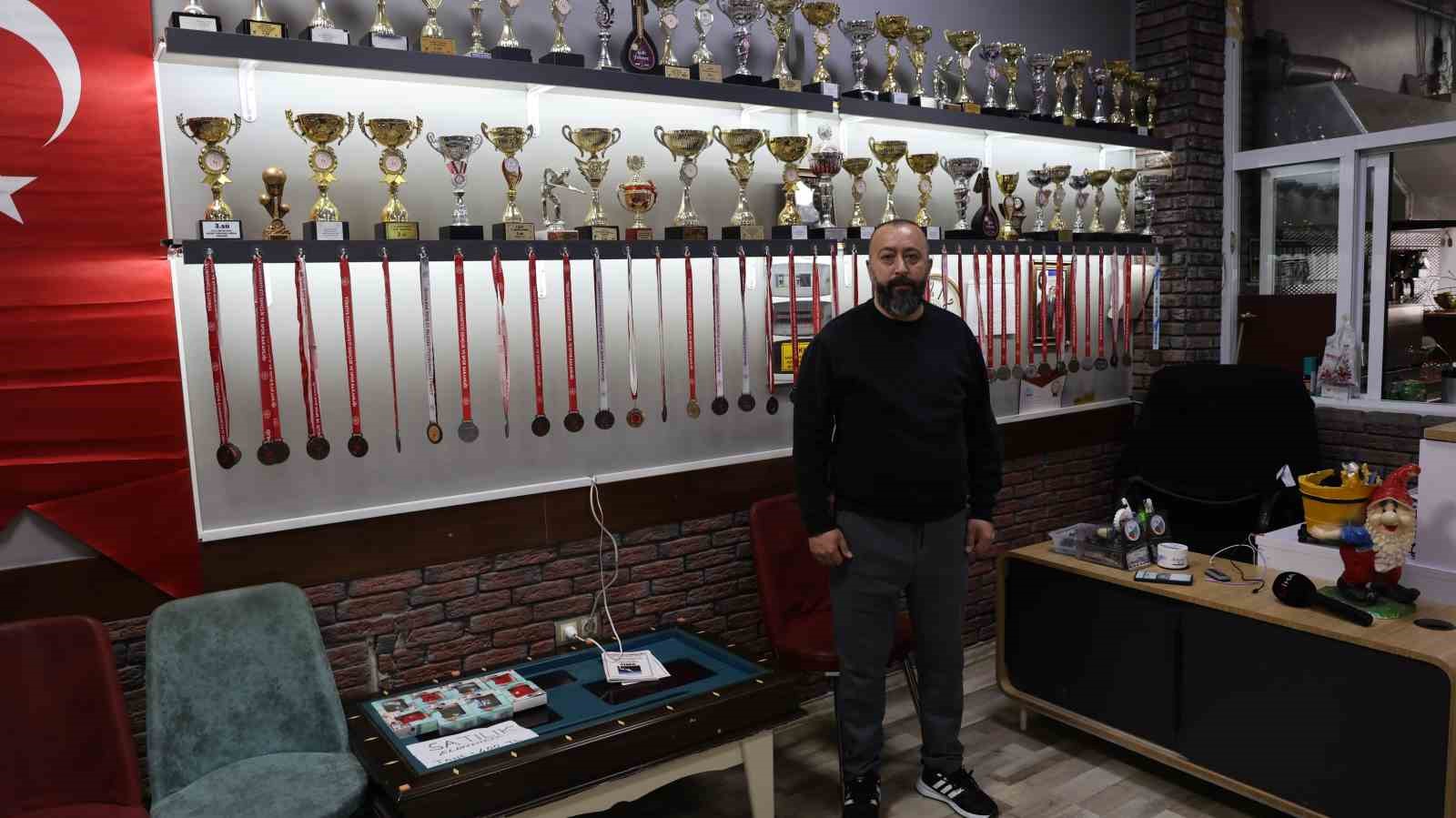 bilardoyu aska donusturdu 150 sporcu yetistirdi 0