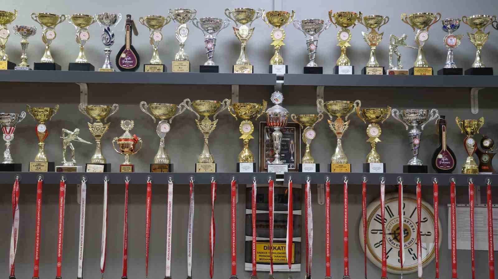 bilardoyu aska donusturdu 150 sporcu yetistirdi 1 QqpVcS5n