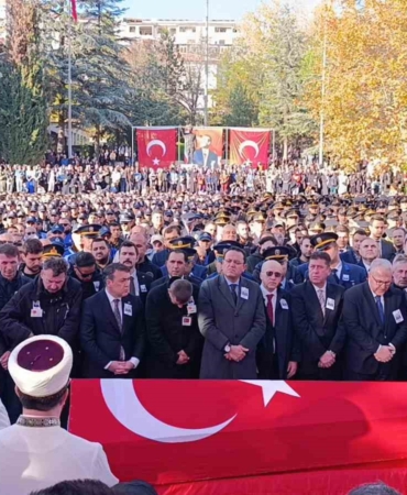 bilecik-sehidini-15-bin-kisi-ile-ugurladi-HrH2ThJe.jpg