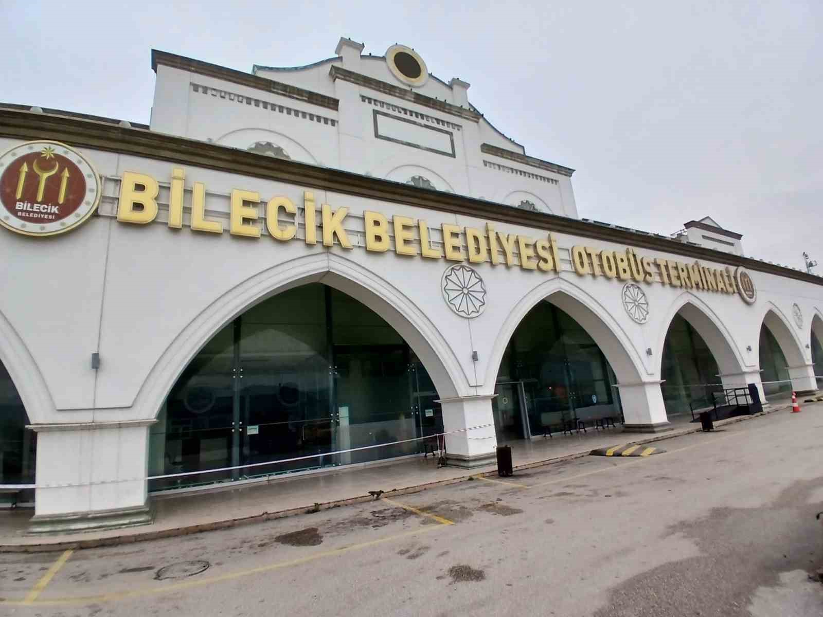 bilecik sehirlerarasi otobus terminalinde tavan akiyor yolcular soguktan donyor 0 E1b1gnPM