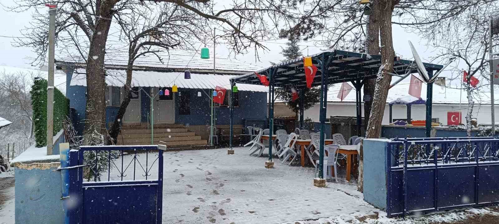 Bilecik’in yüksek kesimlerine mevsimin ilk karı düştü 4 bilecikin yuksek kesimlerine mevsimin ilk kari dustu 0
