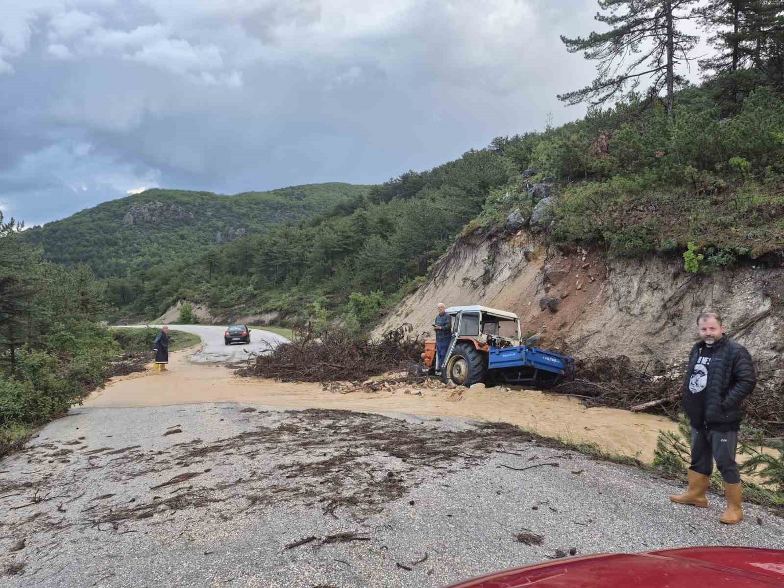 bilecikte bir koy adeta sular artinda kaldi 0 8zhUXPXj