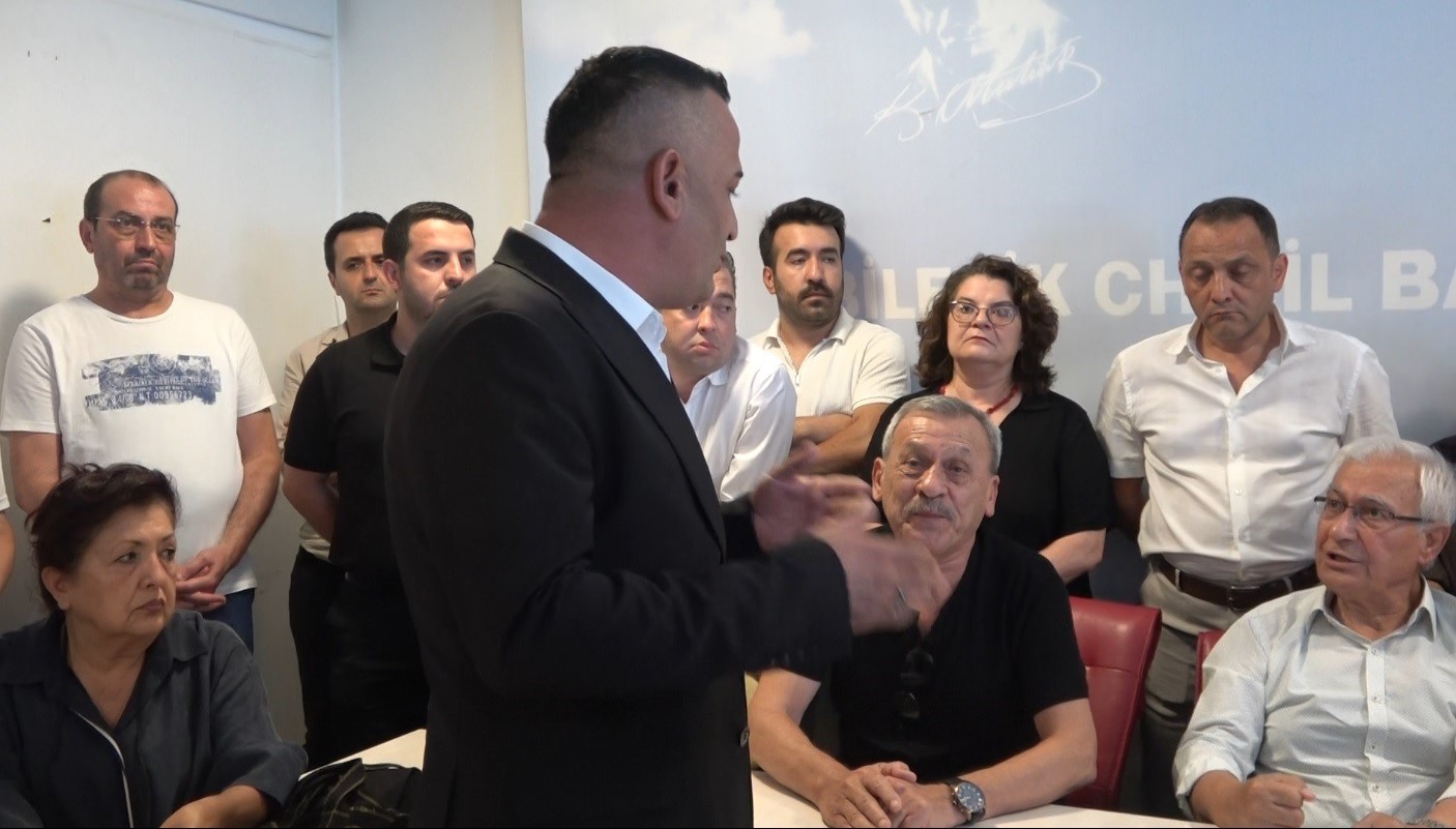 Bilecik’te CHP binasında gergin anlar 4 bilecikte chp binasinda gergin anlar 0 AS71MilW