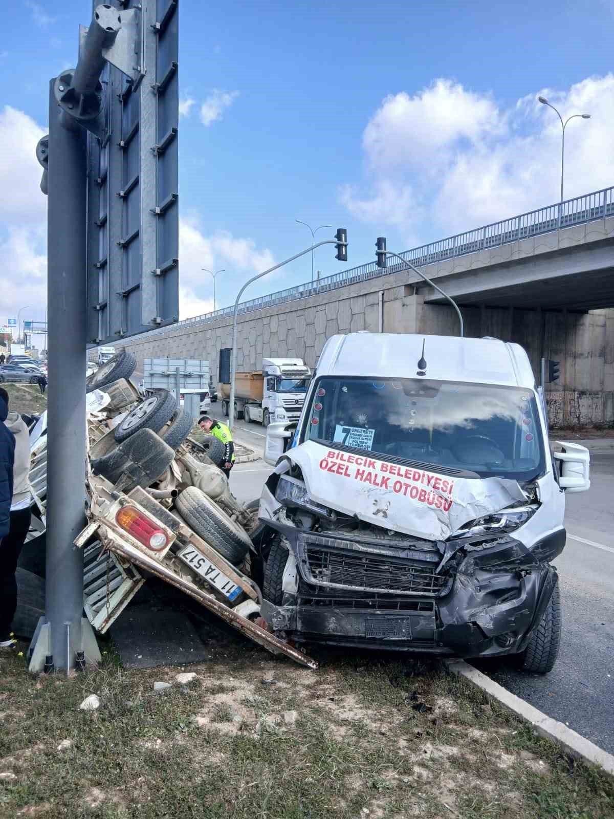 Bilecik’te halk minibüsü ile kırmızı ışık ihlali yapan kamyonet çarpıştı, 8’i hafif 9 yaralı 6 bilecikte halk minibusu ile kirmizi isik ihlali yapan kamyonet carpisti 8i hafif 9 yarali 5GQgY6CH