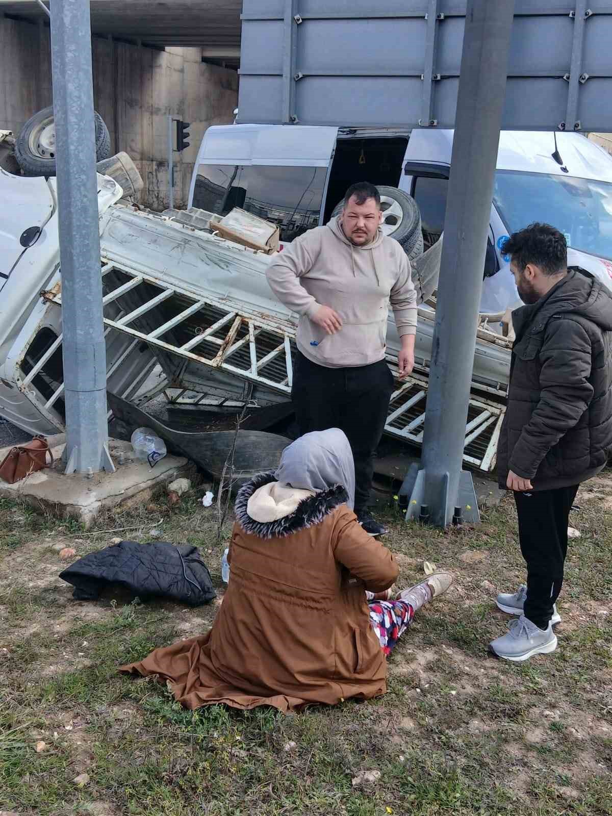 Bilecik’te halk minibüsü ile kırmızı ışık ihlali yapan kamyonet çarpıştı, 8’i hafif 9 yaralı 5 bilecikte halk minibusu ile kirmizi isik ihlali yapan kamyonet carpisti 8i hafif 9 yarali sbsLF9Hb