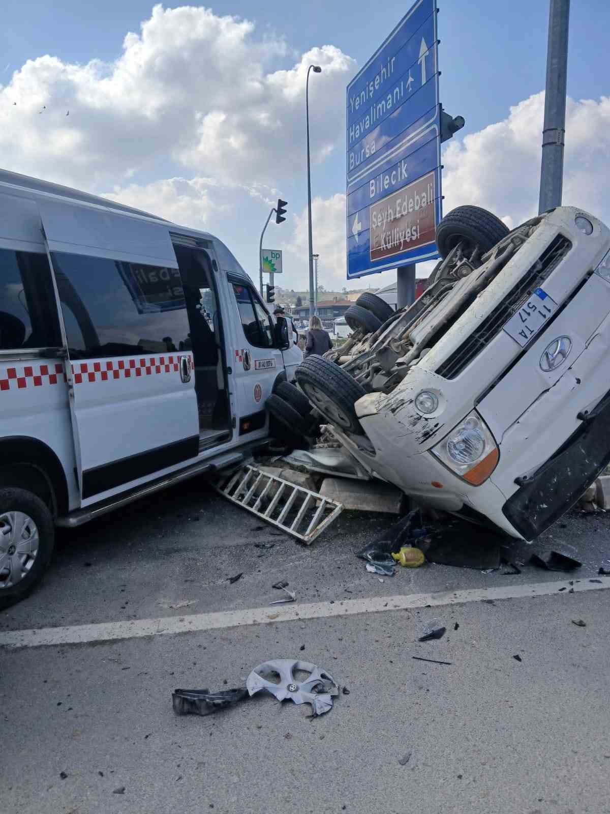 Bilecik’te halk minibüsü ile kırmızı ışık ihlali yapan kamyonet çarpıştı, 8’i hafif 9 yaralı 7 bilecikte halk minibusu ile kirmizi isik ihlali yapan kamyonet carpisti 8i hafif 9 yarali wjMBCOrT