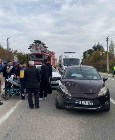 bilecikte-meydana-gelen-trafik-kazasinda-2si-cocuk-5-kisi-yaralandi-fwm1aUZe.jpg