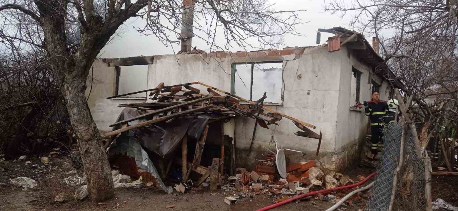 bilecikte yangin cikan ev kullanilmaz hale geldi 0 FFZ3wbfj