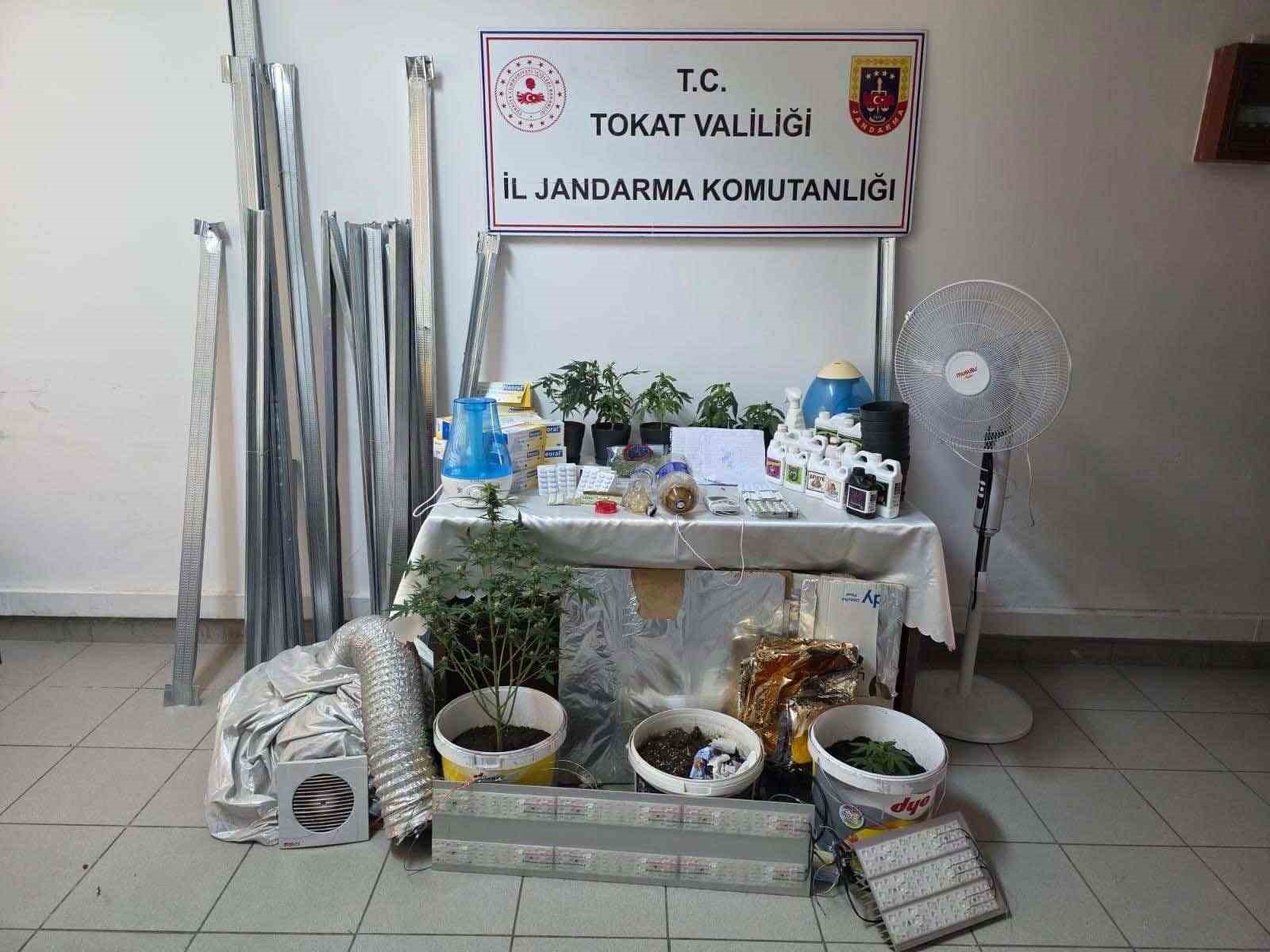 Bilgi notuyla apartman dairesinde uyuşturucu serası kurdular, jandarmadan kaçamadılar 4 bilgi notuyla apartman dairesinde uyusturucu serasi kurdular jandarmadan kacamadilar 0 apUhlPhp