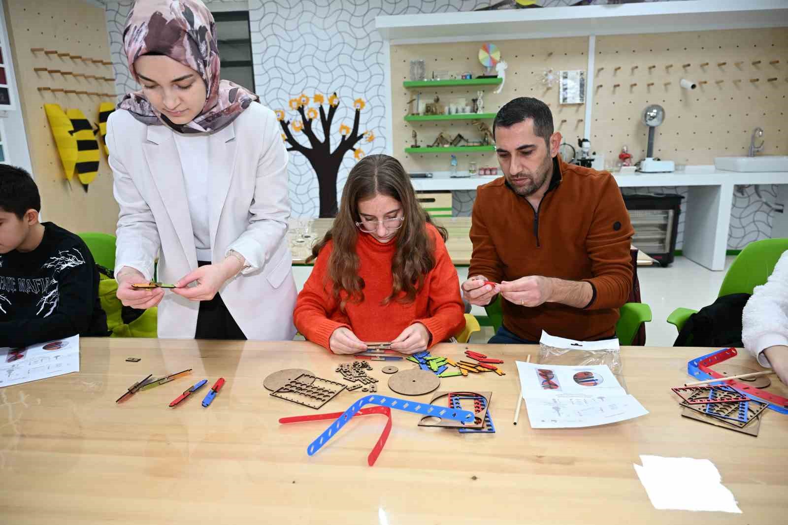 bilim demirci bolgenin egitim ussu oldu 4 FDisKnnq