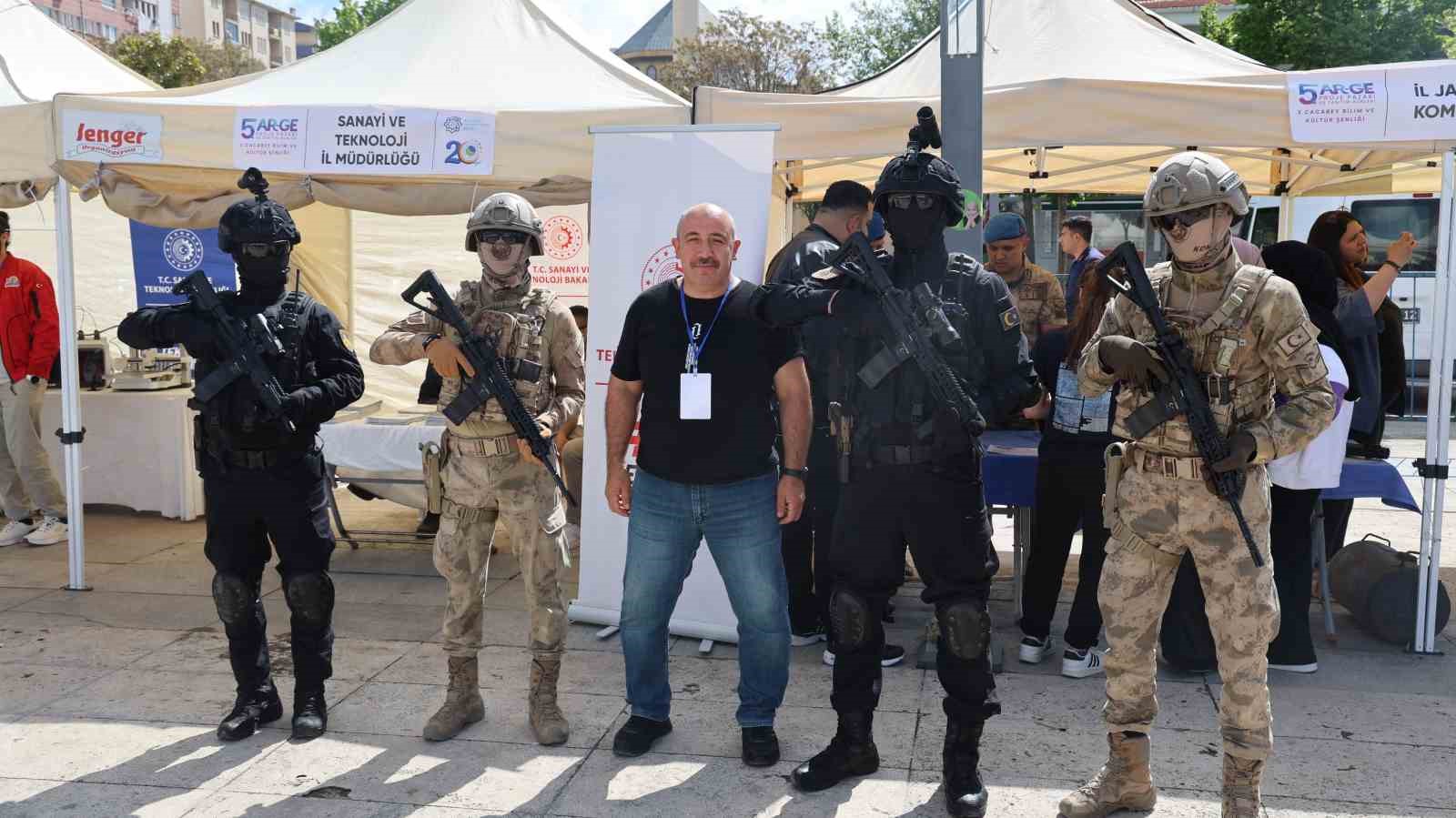 bilim senliginde jandarma standina yogun ilgi 1 hVKOFs4b