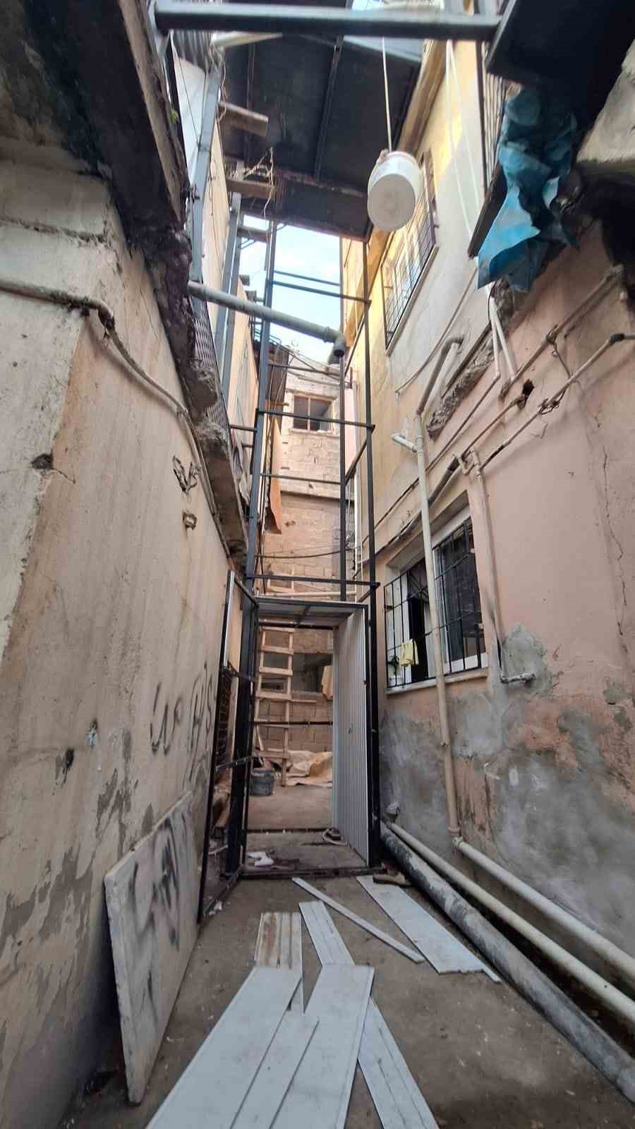 Bina dışına kurulan yük asansörü düştü: 80 yaşındaki kadın hayatını kaybetti 4 bina disina kurulan yuk asansoru dustu 80 yasindaki kadin hayatini kaybetti 0 5t1KKpmF