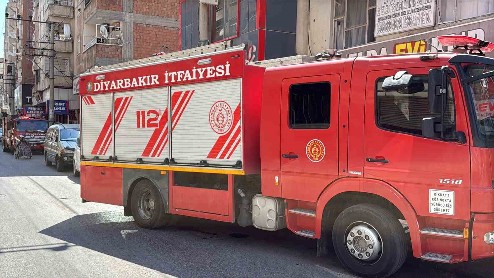 Bina girişindeki odunluk alev aldı 7 bina girisindeki odunluk alev aldi 3 ugvEHZWe