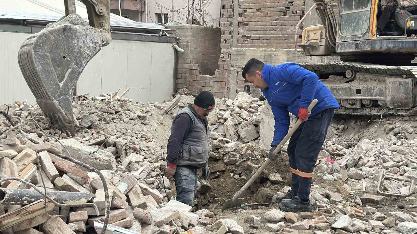 bina yikimi sirasinda dogal gaz borusundan sizinti meydana geldi 1 5YeTrlgu