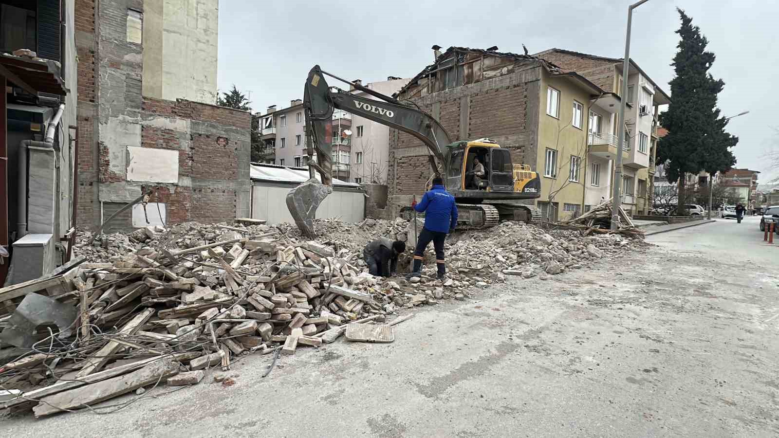 bina yikimi sirasinda dogal gaz borusundan sizinti meydana geldi 2