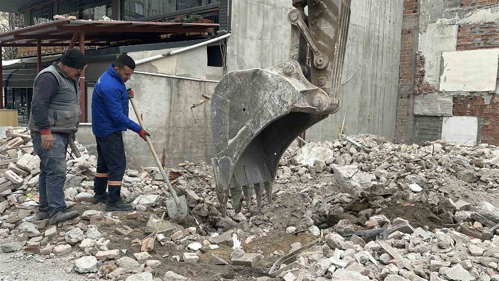 bina yikimi sirasinda dogal gaz borusundan sizinti meydana geldi 3 C2fLi1gy