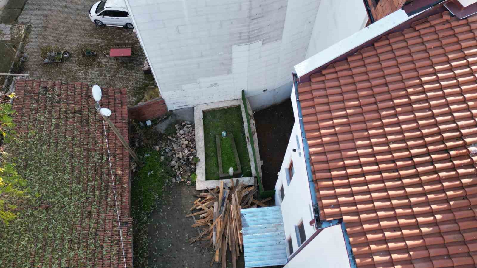 binalar arasinda kalan turbe unutulmaya yuz tuttu 3