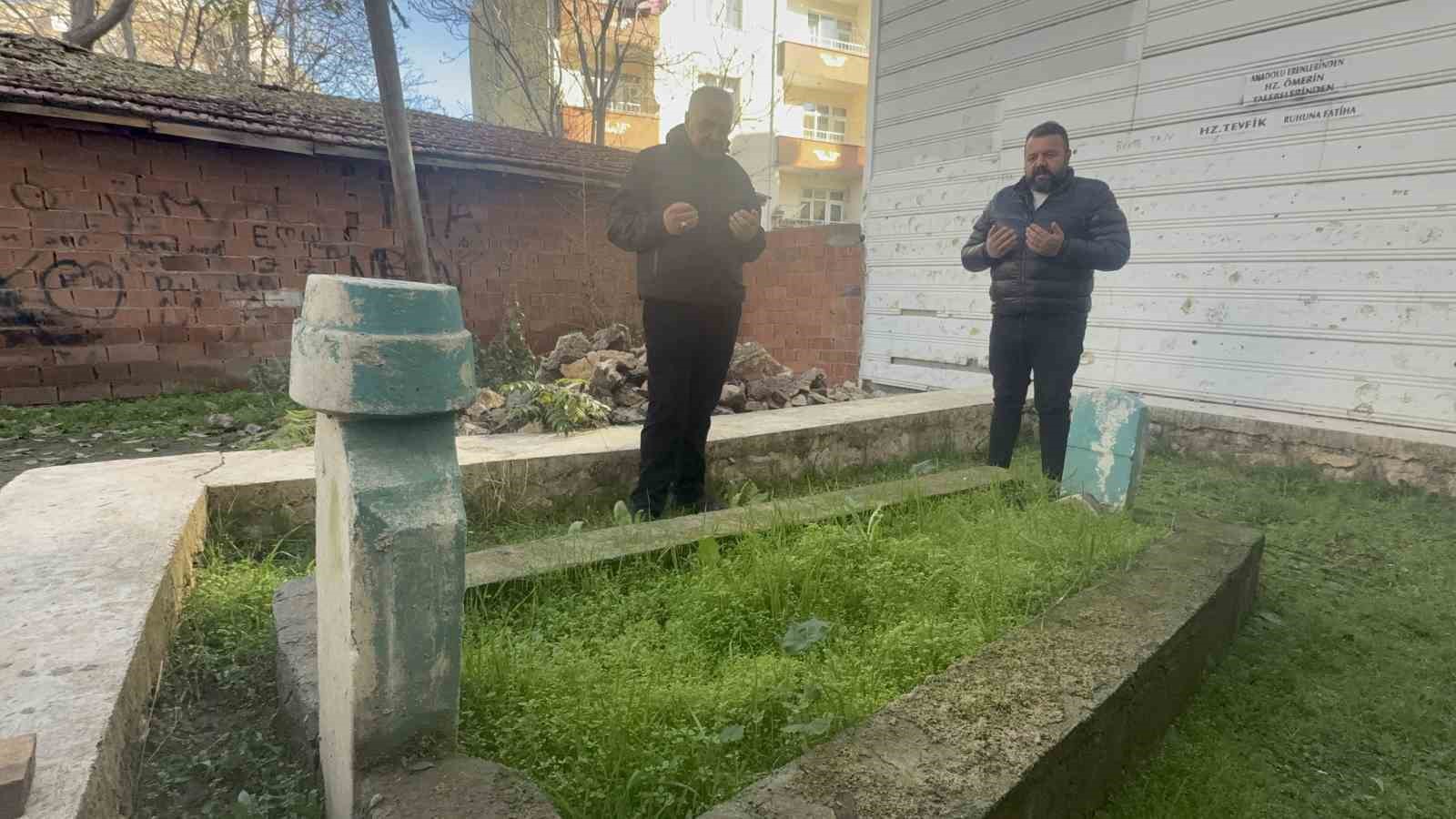 binalar arasinda kalan turbe unutulmaya yuz tuttu 6 kb9eXPOq