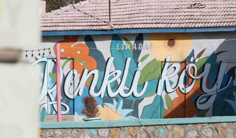 binalardan-duvarlara-renk-cumbusu-renkli-koy-2VnZqPD8.jpg