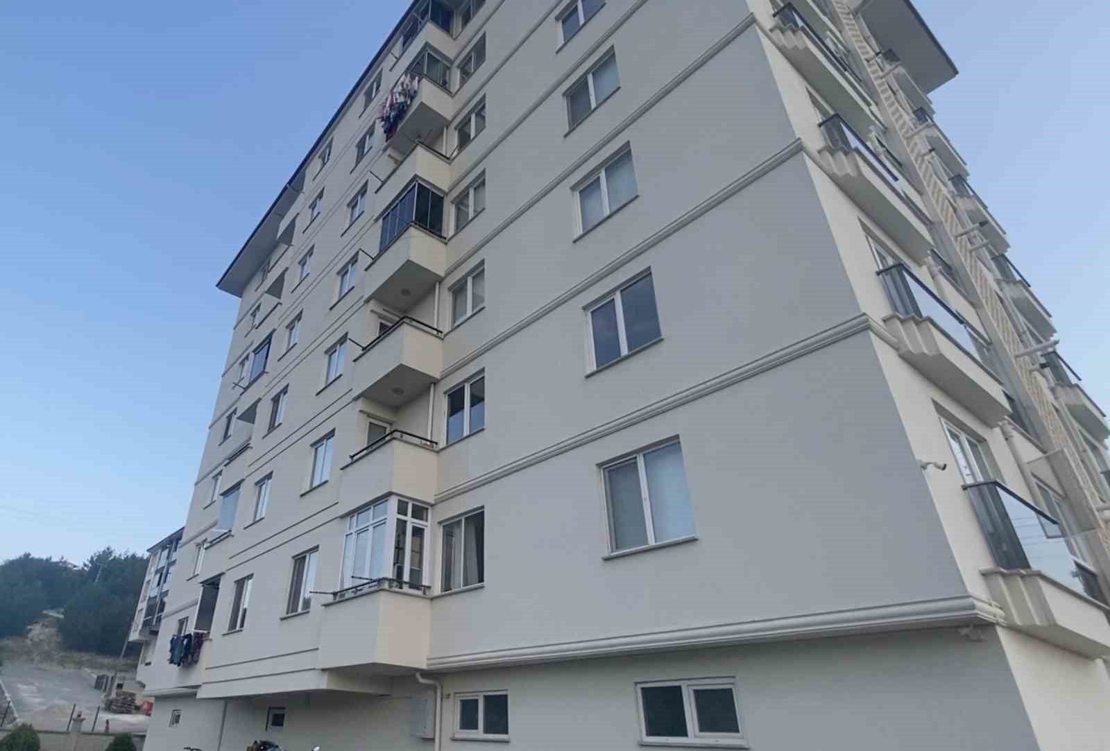 Binanın 7. katından düşen çocuk hayatını kaybetti 4 binanin 7 katindan dusen cocuk hayatini kaybetti 0 1rpytMyM