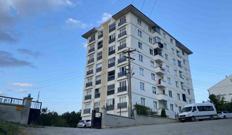 binanin-7-katindan-dusen-cocuk-hayatini-kaybetti-zC3NKSeX.jpg