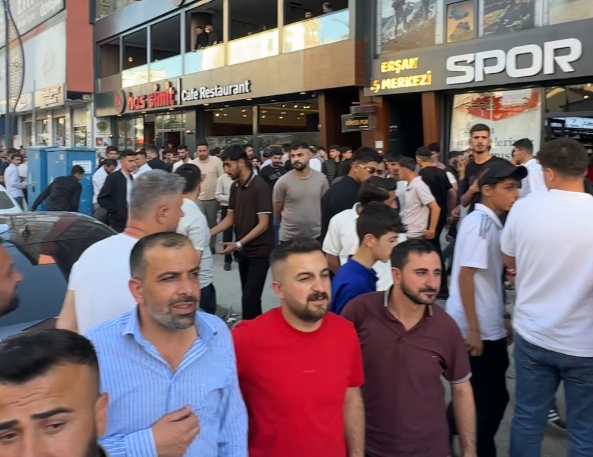 Binanın en üst katında intihara kalkışan şahsı son anda kurtardı: O anlar kamerada 5 binanin en ust katinda intihara kalkisan sahsi son anda kurtardi o anlar kamerada 1 sqsLv2c7