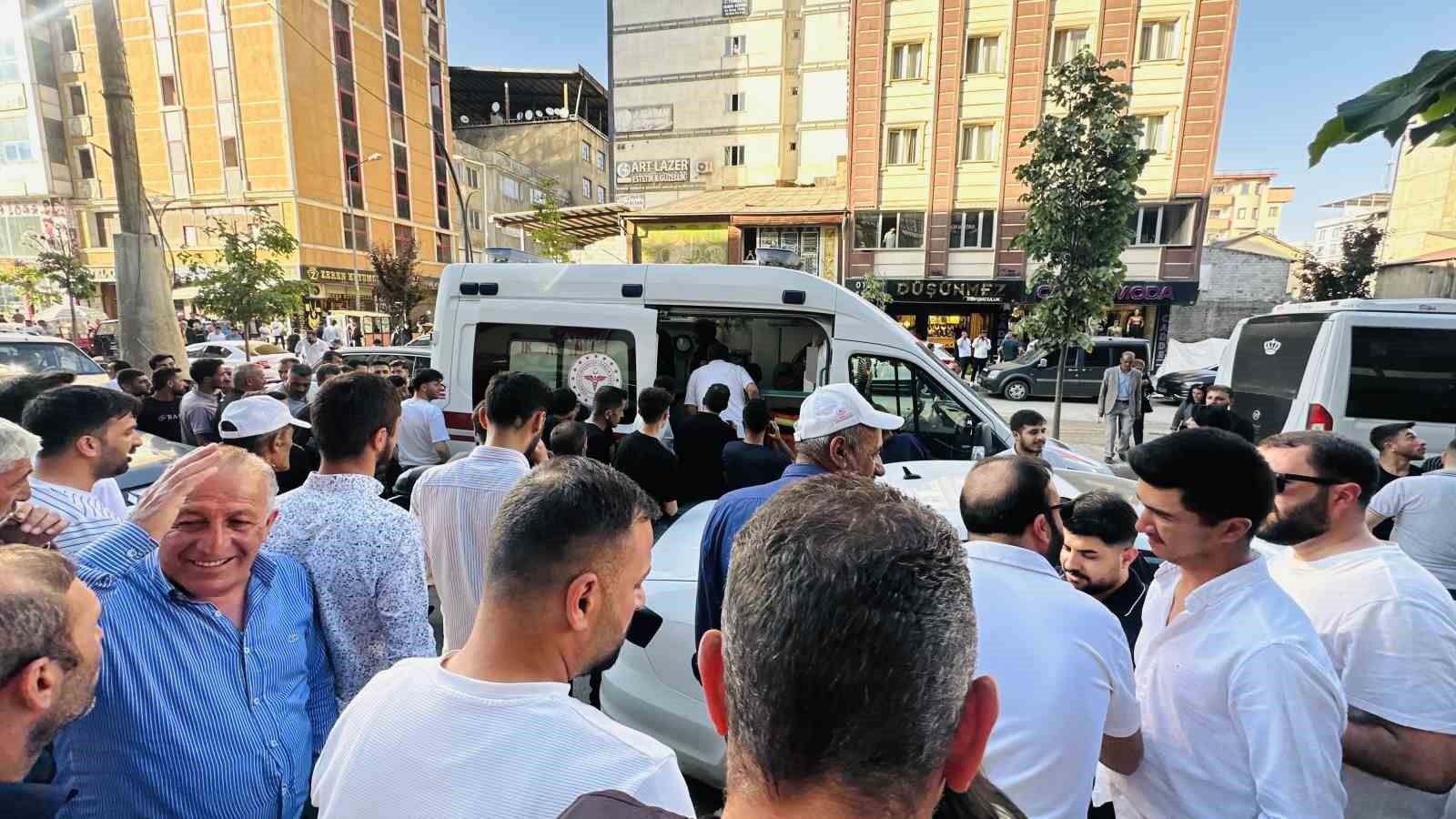 Binanın en üst katında intihara kalkışan şahsı son anda kurtardı: O anlar kamerada 6 binanin en ust katinda intihara kalkisan sahsi son anda kurtardi o anlar kamerada 2 bSHiapaM