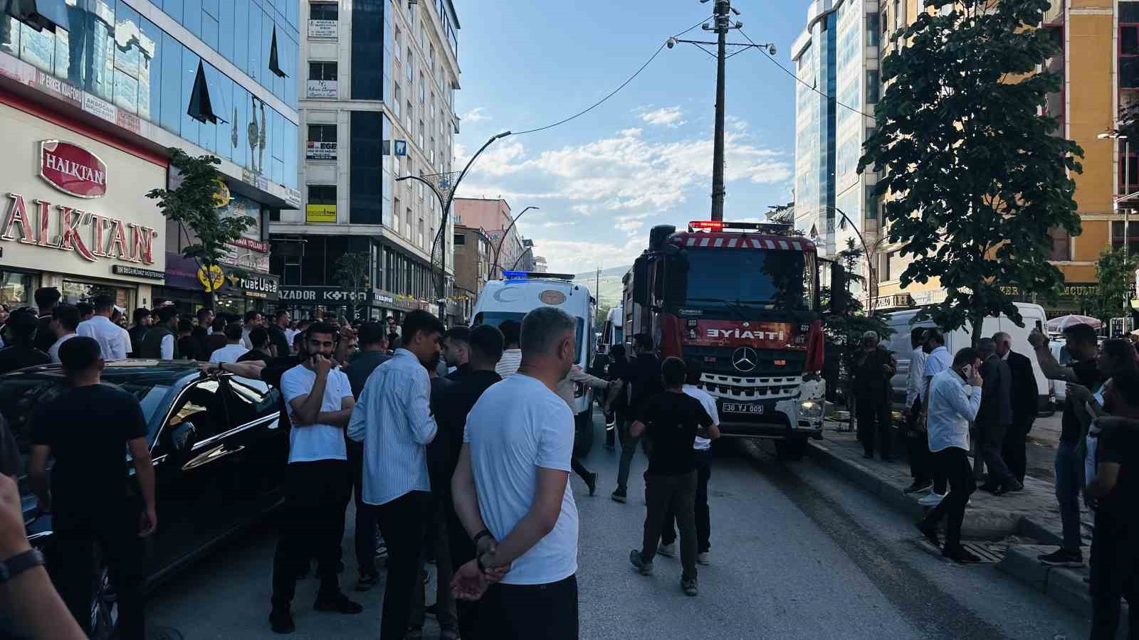 Binanın en üst katında intihara kalkışan şahsı son anda kurtardı: O anlar kamerada 7 binanin en ust katinda intihara kalkisan sahsi son anda kurtardi o anlar kamerada 3 CeV9NsIH